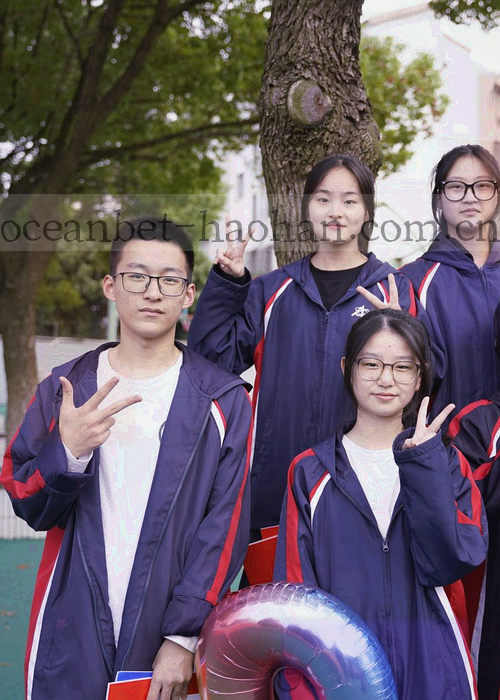 手指点击屏幕，排名列表快速滑动的抽象图